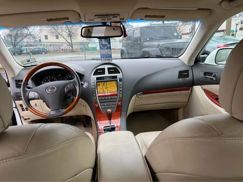 2010 Lexus ES 5th Gen - Image 11 of 17