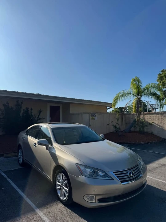 2010 Lexus ES 5th Gen - Image 2 of 11