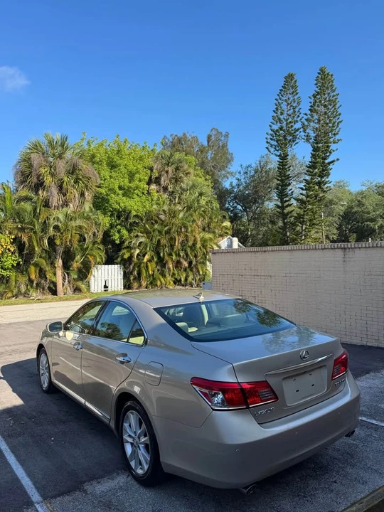2010 Lexus ES 5th Gen - Image 3 of 11