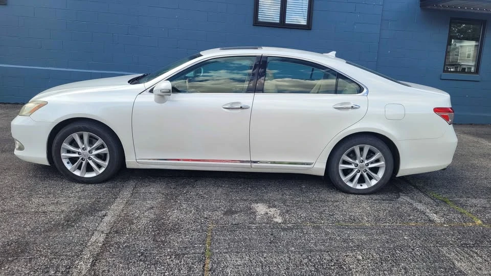 2010 Lexus ES 5th Gen - Image 2 of 15