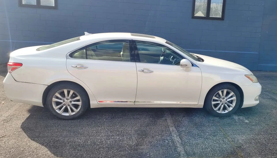 2010 Lexus ES 5th Gen - Image 5 of 15