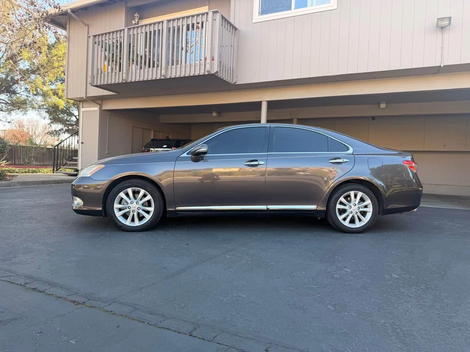 2010 Lexus ES 5th Gen - Image 2 of 16