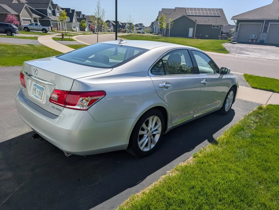 2010 Lexus ES 5th Gen - Image 4 of 12