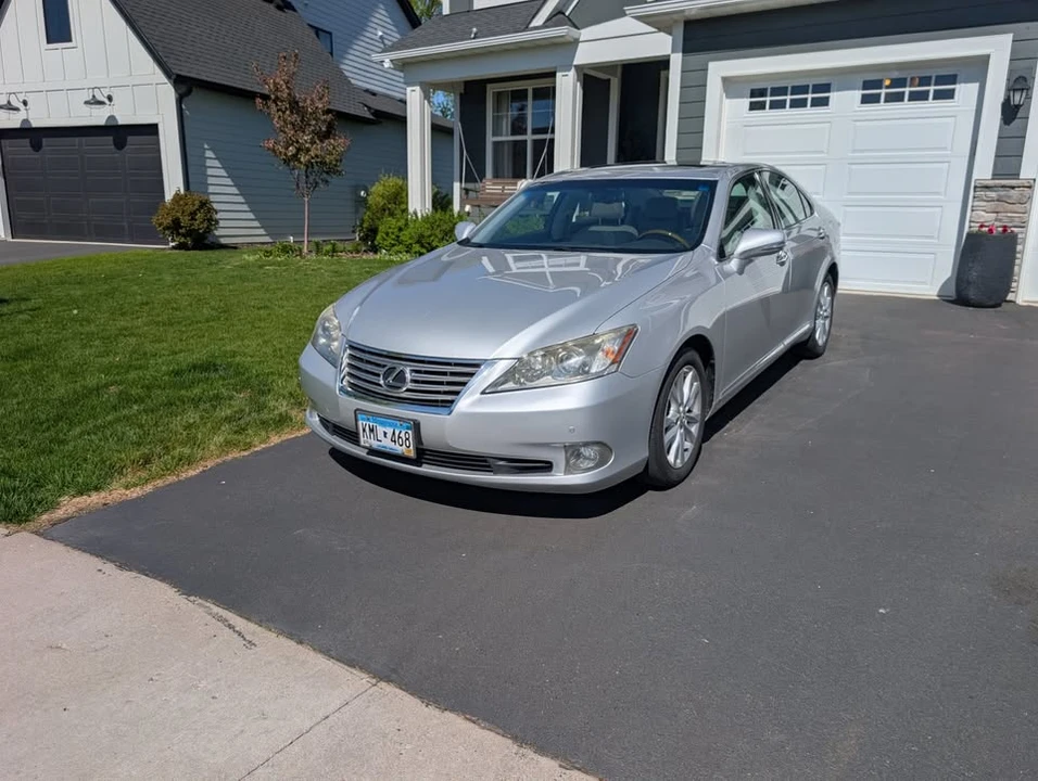 2010 Lexus ES 5th Gen - Image 2 of 12