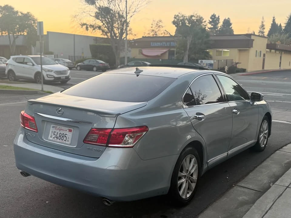 2010 Lexus ES 5th Gen - Image 2 of 12