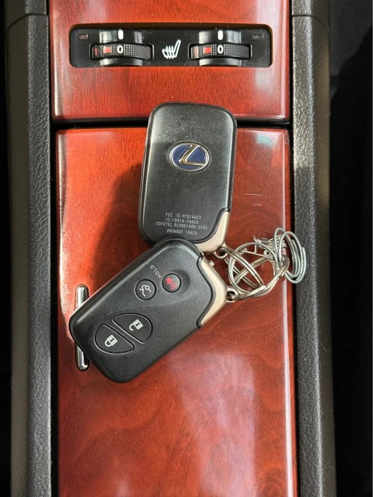 2010 Lexus HS - Image 16 of 18