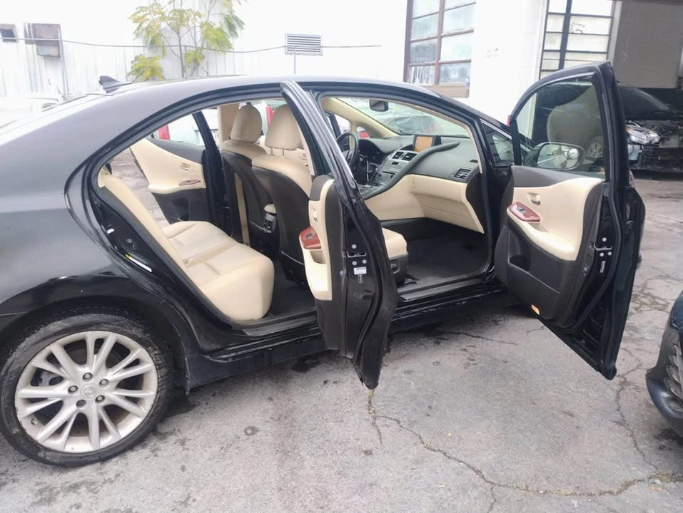 2010 Lexus HS - Image 2 of 11