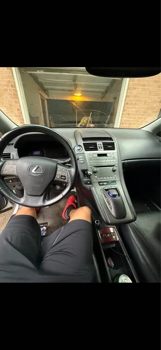 2010 Lexus HS - Image 2 of 5