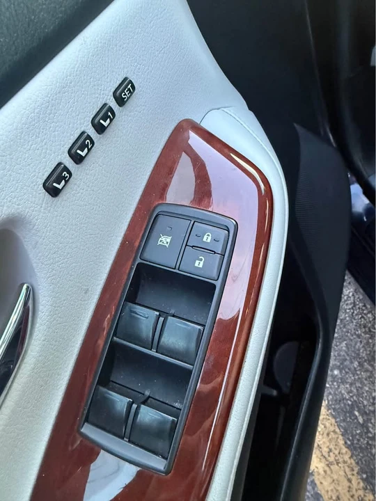 2010 Lexus HS - Image 15 of 20