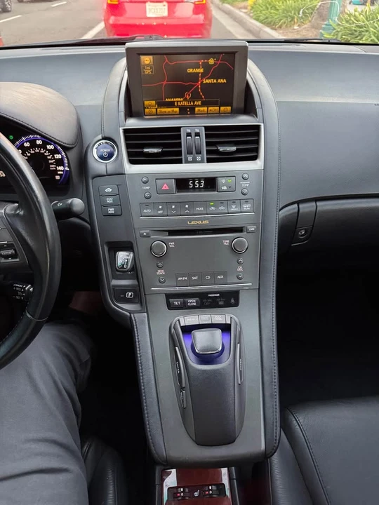 2010 Lexus HS - Image 10 of 19