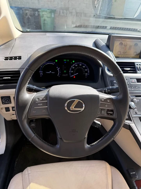 2010 Lexus HS - Image 11 of 20
