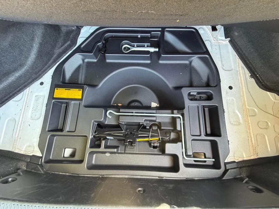 2010 Lexus HS - Image 18 of 20