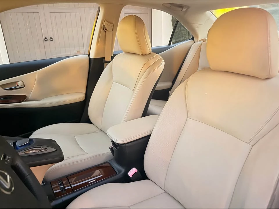 2010 Lexus HS - Image 12 of 20