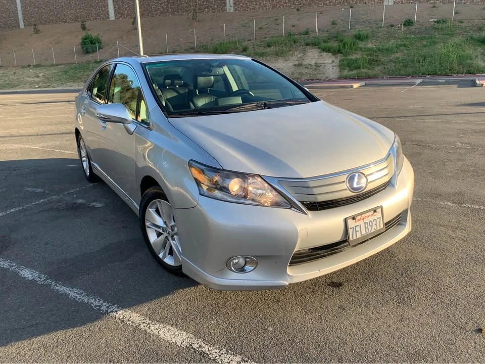 2010 Lexus HS - Image 2 of 11
