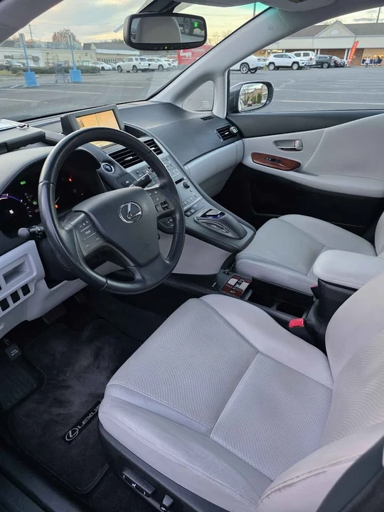 2010 Lexus HS - Image 9 of 13