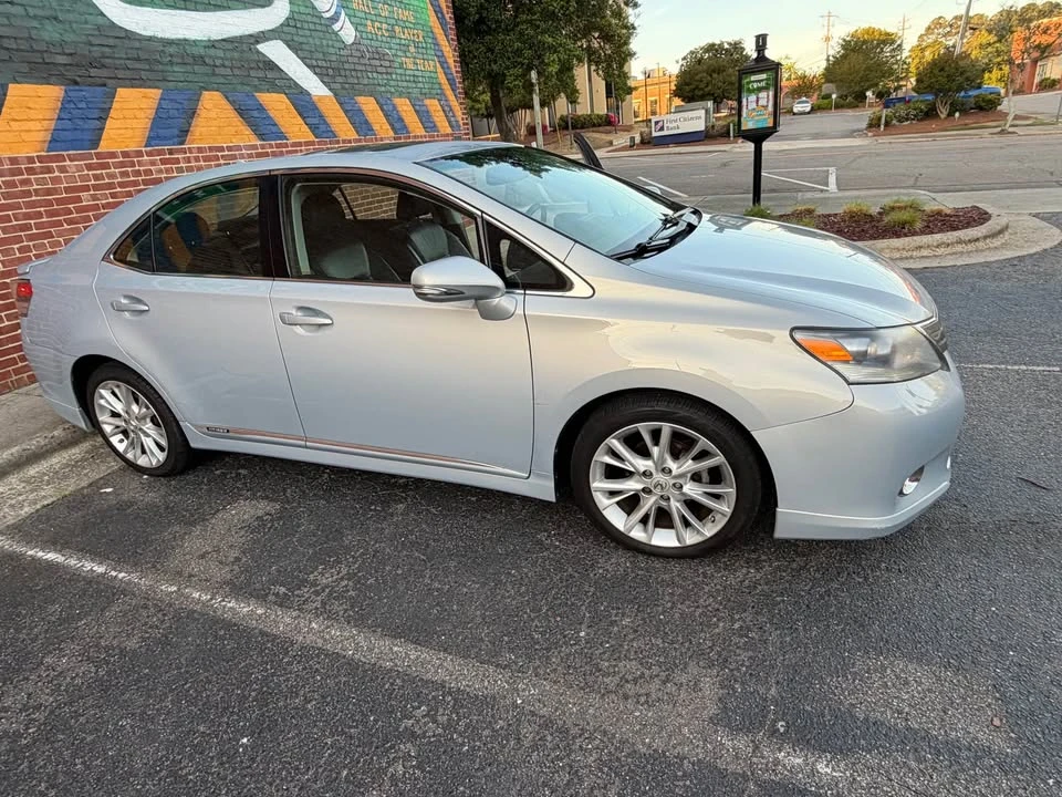 2010 Lexus HS - Image 3 of 9