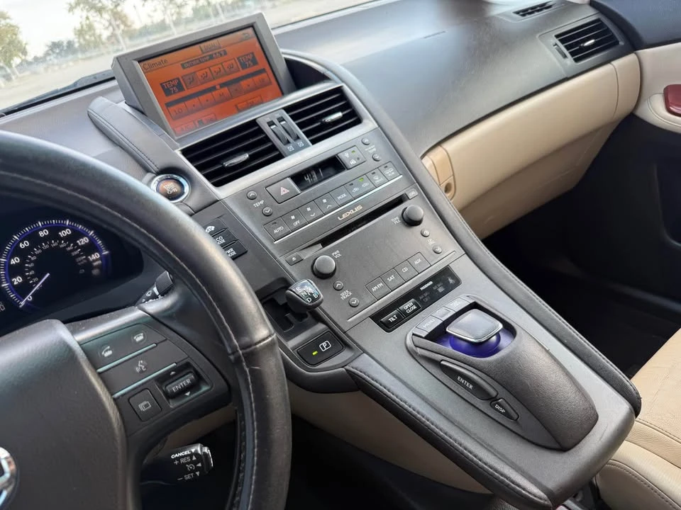 2010 Lexus HS - Image 12 of 20