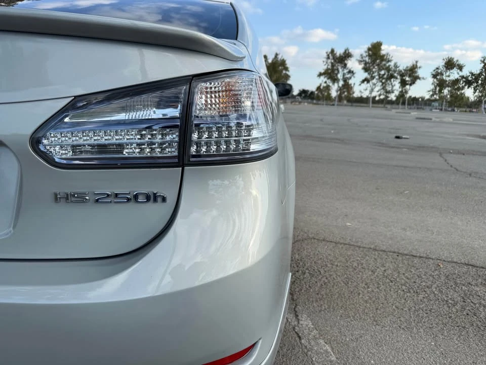 2010 Lexus HS - Image 9 of 20