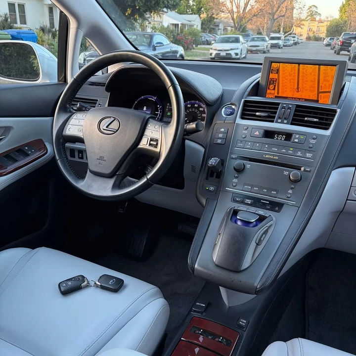 2010 Lexus HS - Image 11 of 15