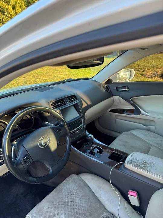 2010 Lexus IS 2nd Gen - Image 18 of 20