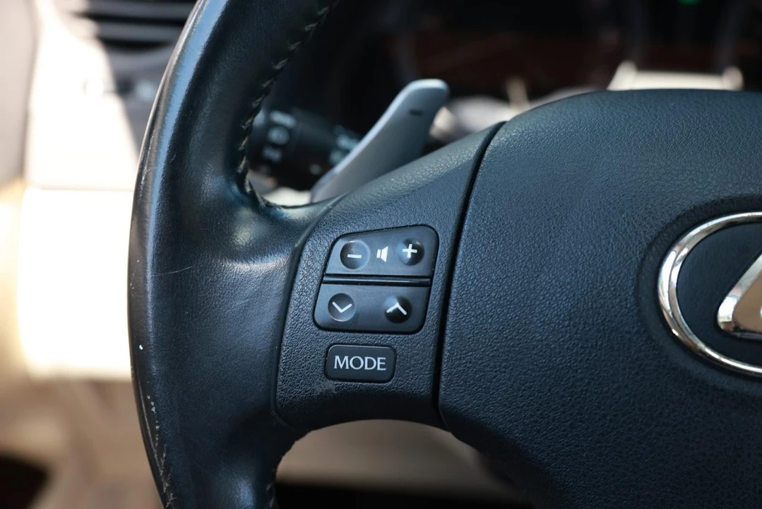 2010 Lexus IS 2nd Gen - Image 26 of 31