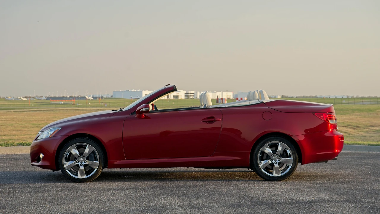 2010 Lexus IS 2nd Gen - Image 9 of 31