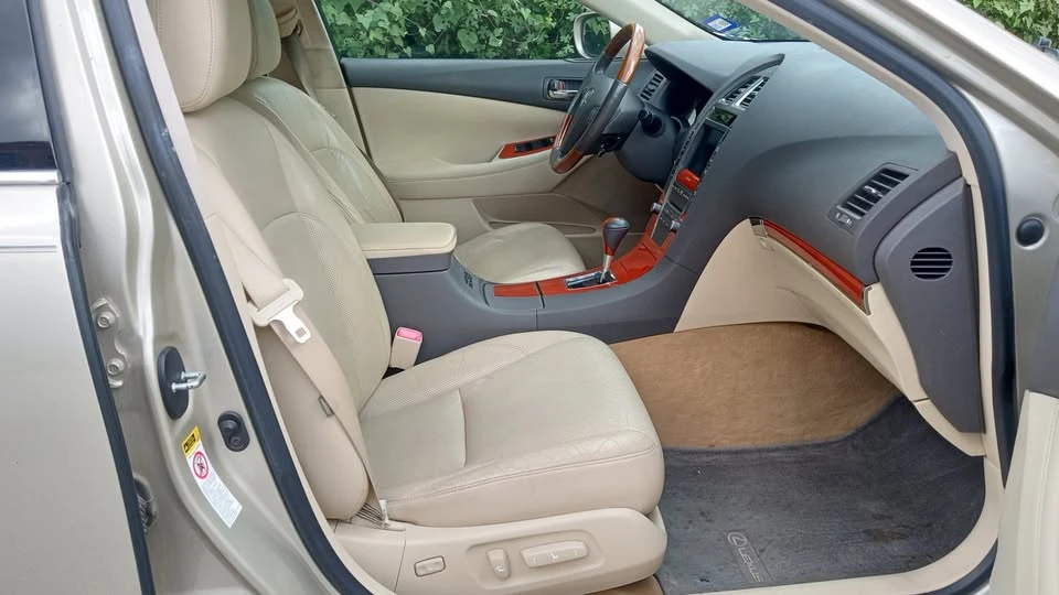 2010 Lexus ES 5th Gen - Image 5 of 12