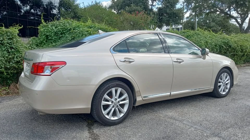 2010 Lexus ES 5th Gen - Image 2 of 12