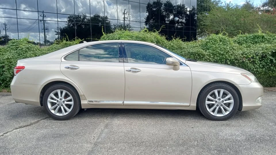 2010 Lexus ES 5th Gen - Image 3 of 12