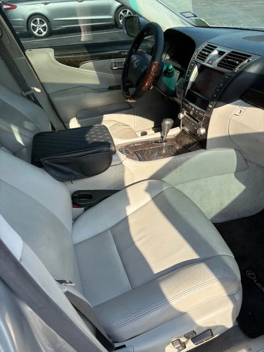 2010 Lexus LS 4th Gen - Image 5 of 7