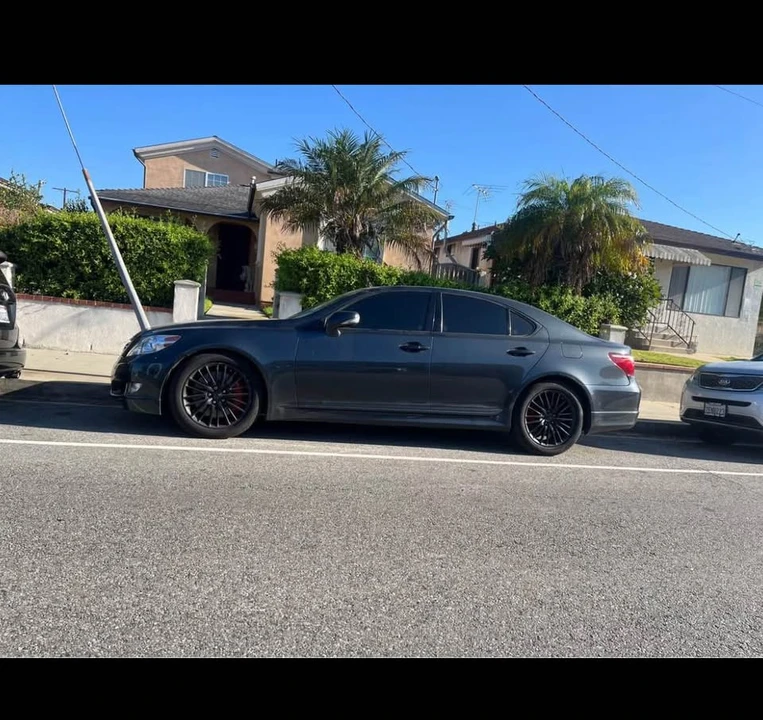 2010 Lexus LS 4th Gen - Image 3 of 4