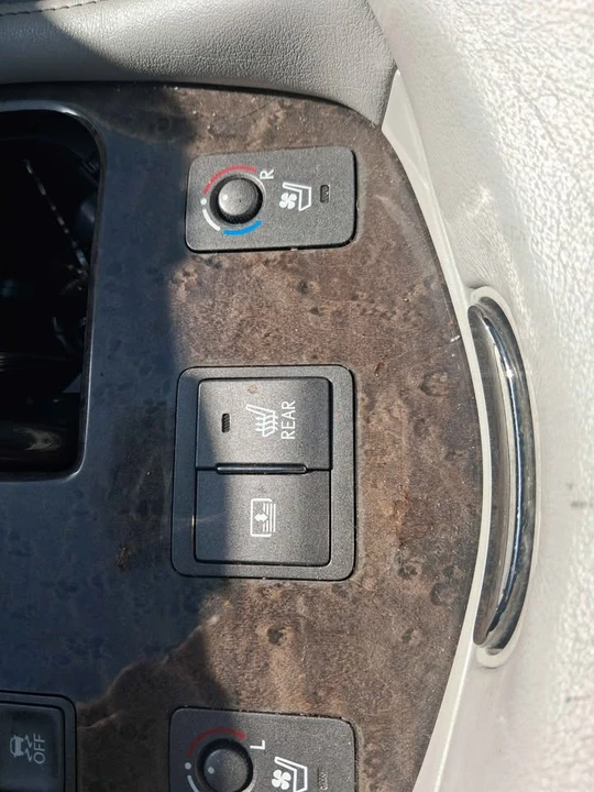 2010 Lexus LS 4th Gen - Image 14 of 15
