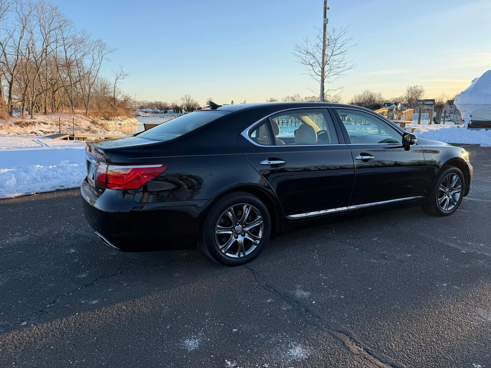 2010 Lexus LS 4th Gen - Image 18 of 31
