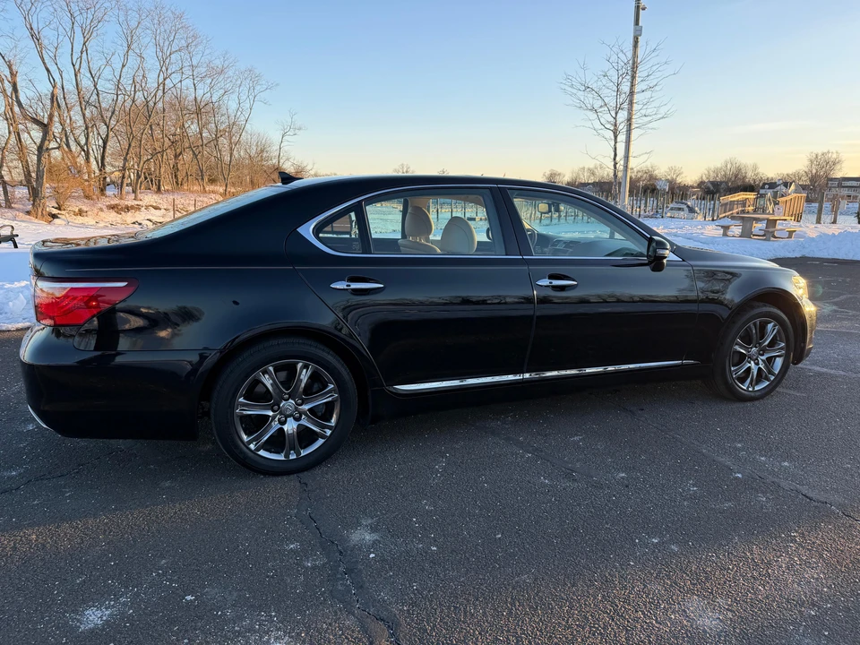 2010 Lexus LS 4th Gen - Image 19 of 31