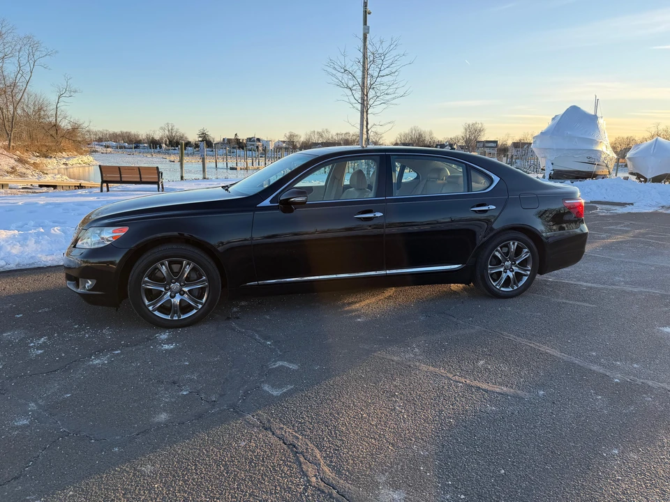 2010 Lexus LS 4th Gen - Image 10 of 31