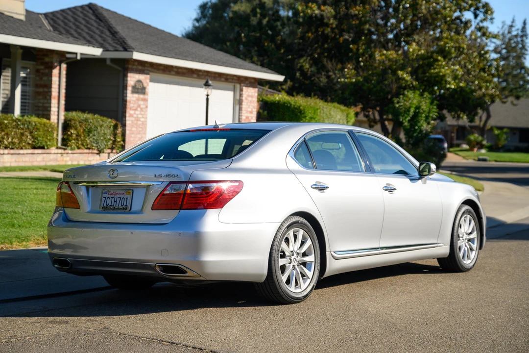 2010 Lexus LS 4th Gen - Image 10 of 31