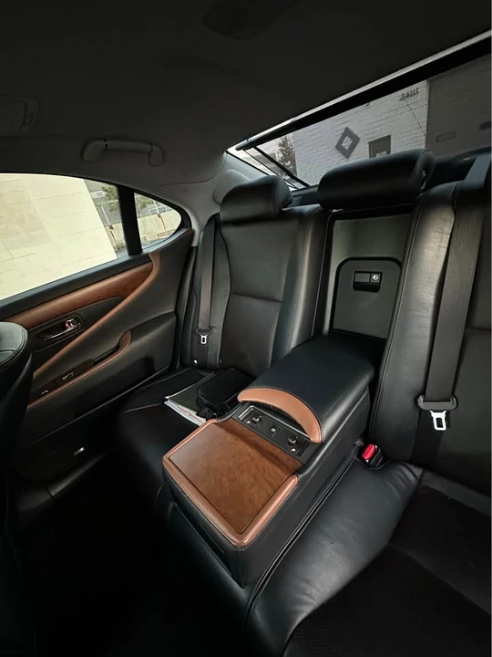 2010 Lexus LS 4th Gen - Image 17 of 20