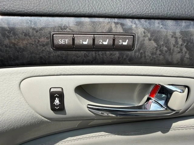 2010 Lexus LS 4th Gen - Image 25 of 31