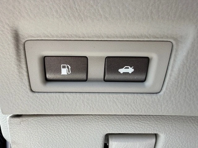 2010 Lexus LS 4th Gen - Image 17 of 31