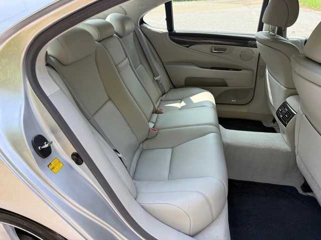 2010 Lexus LS 4th Gen - Image 23 of 31