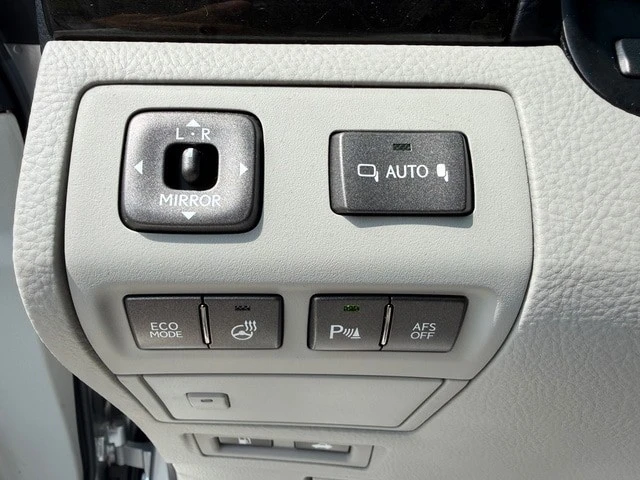 2010 Lexus LS 4th Gen - Image 16 of 31