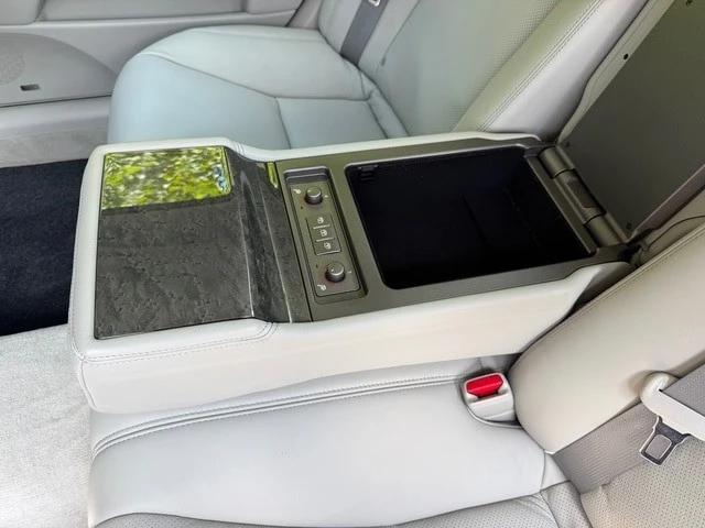 2010 Lexus LS 4th Gen - Image 19 of 31