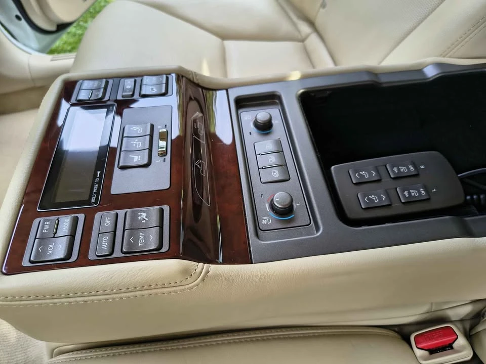 2010 Lexus LS 4th Gen - Image 10 of 20