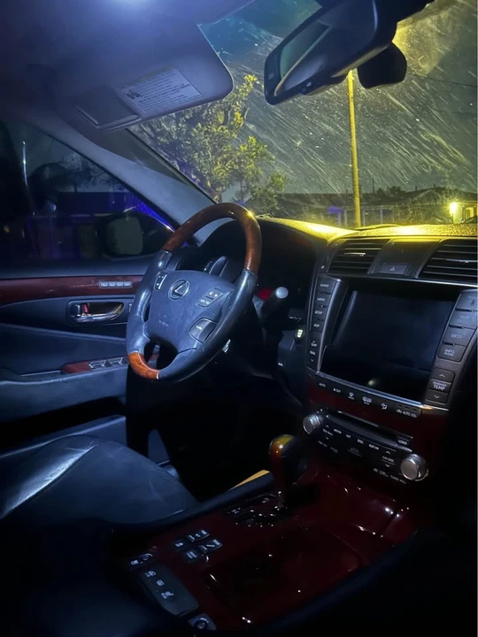 2010 Lexus LS 4th Gen - Image 7 of 10