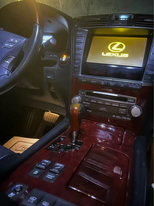 2010 Lexus LS 4th Gen - Image 8 of 10