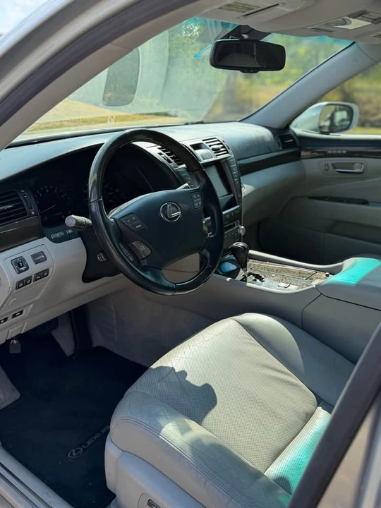 2010 Lexus LS 4th Gen - Image 9 of 12