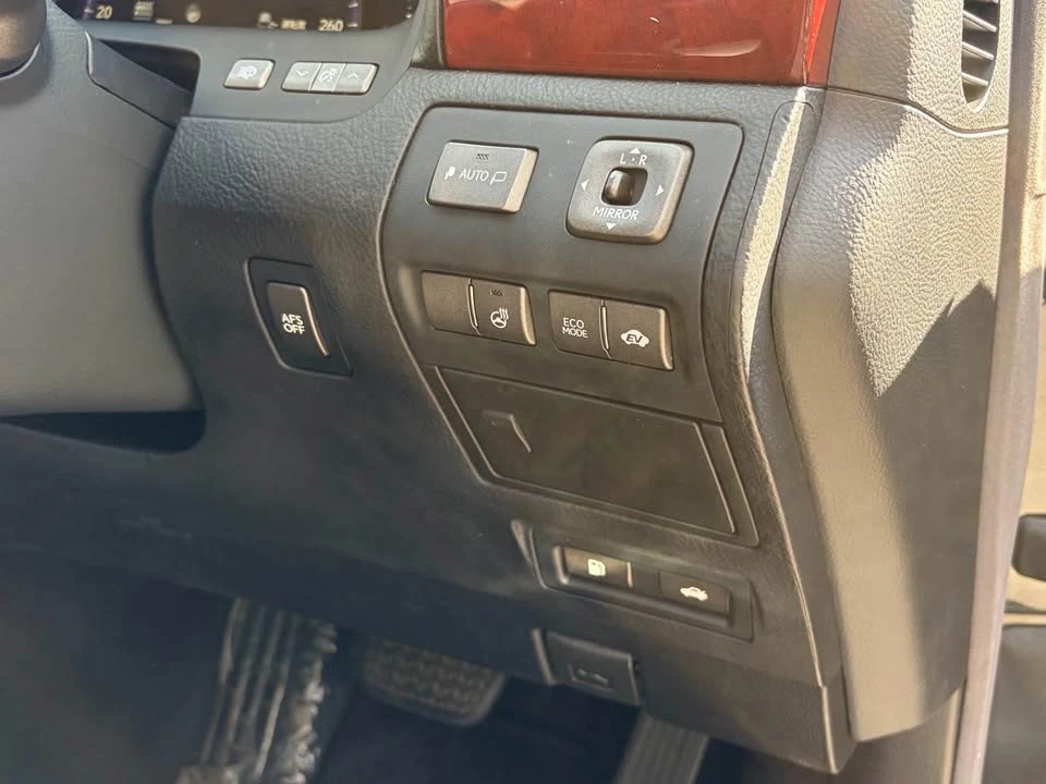 2010 Lexus LS 4th Gen - Image 17 of 18