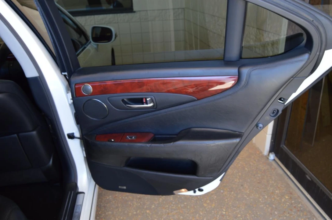 2010 Lexus LS 4th Gen - Image 25 of 28