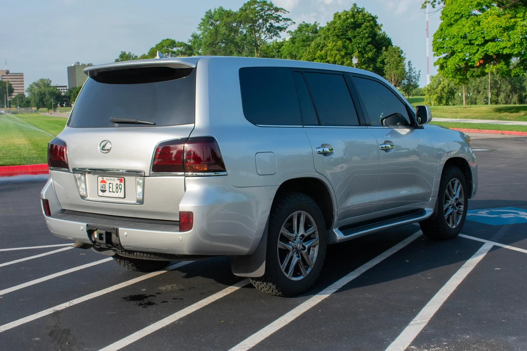 2010 Lexus LX 3rd Gen - Image 17 of 31
