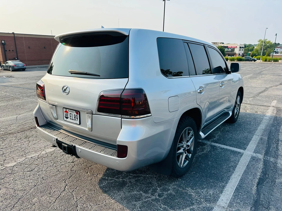 2010 Lexus LX 3rd Gen - Image 15 of 31